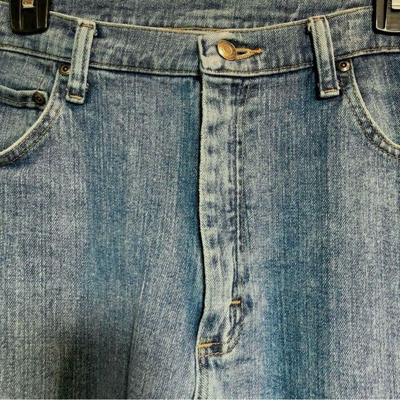 WRANGLER - Men’s Sz 34/32 Relaxed Fit, Straight-Leg Jeans in Medium Dark Wash. - Picture 5 of 14